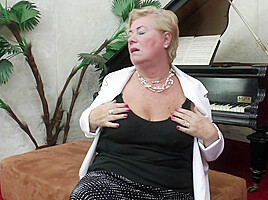 porno fotka - Big Ass,Big Tits,Blonde,Masturbation,Mature,Solo Female